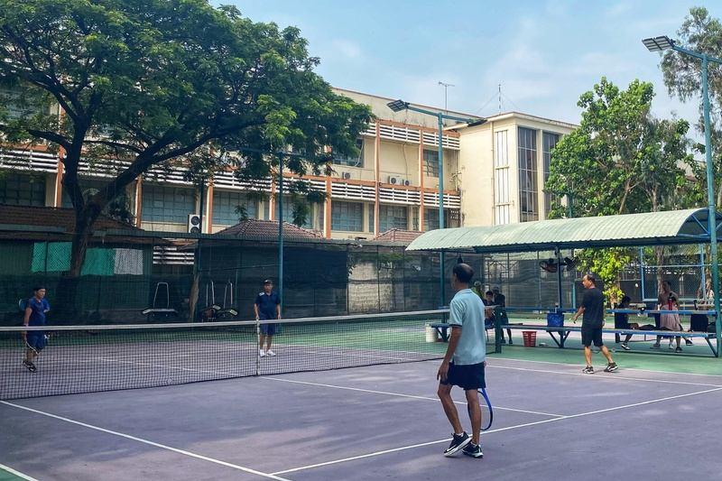 Sân bóng, sân tennis ở TP.HCM giảm khách do cao điểm nắng nóng